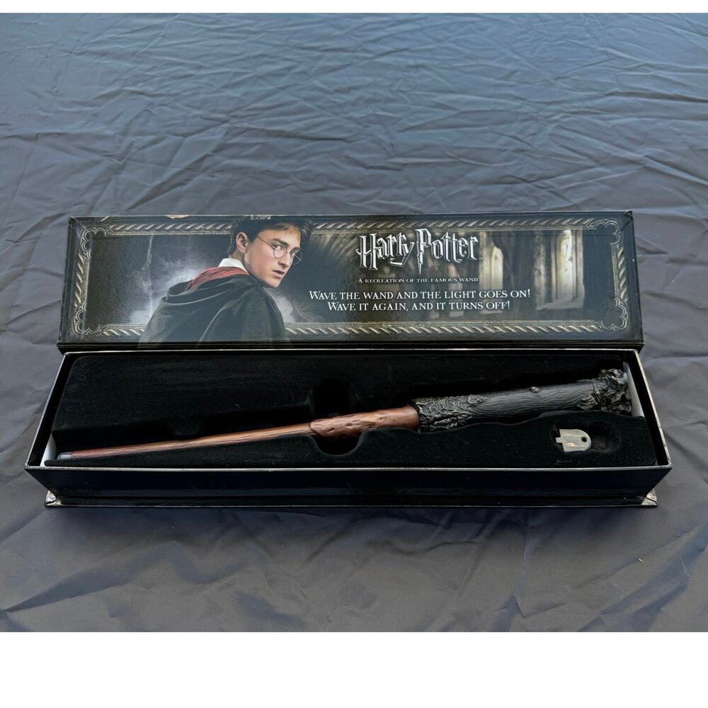 The Noble Collection Harry Potter Illuminating Wand 14" Light Up NN1910 w/ Box